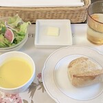 カフェドゥラプレス - サラダ、コーンスープ、パン