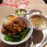 鶏中華 ヤンヤン飯店 - ルーロー定食