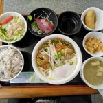 アンの家 - 牛肉と五目野菜の中華炒め卵のせ　ご飯+5種のおかず+味噌汁(これも美味い)、ミニではあるが、刺身(マグロとハマチの2切れづつ)も嬉しい。味付けが上手。市内では、金か銀のメダリストランチ店舗。