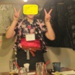 酒場 亀次 - ジャンケンをしてくれるお姉さんのダブルピース