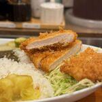 Tonkatsu Jiesu - 上ロースカツとカレー　1400円　+　トッピングの玉落ち（卵黄）　100円