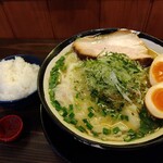 俺の中華たなか家 - 「辛味噌ワンタン麺」が「半ライス」と共に着丼＼(^o^)／　「辛味噌」は別盛り小鉢で提供(*^^*)v