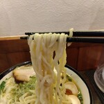 俺の中華たなか家 - 麺リフト⤴️ 自家製太麺に味噌スープが絡んできます♪