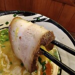 俺の中華たなか家 - 熱々スープに浸していたら、ホロホロ♬柔らかぁ〜♥なった大きなチャーシューლ(´ڡ`ლ)