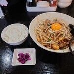 麺屋 えいと - 料理写真:●ベトコンまぜそば　1,000円

●麺大盛り　100円

このお店は追い飯が別料金となるので

●ライス小　150円

合計　1,250円　を注文してみた