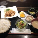 Hidamari - 小鉢、サラダ付きが嬉しい定食♡
