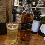 呑食ウイスケ - 4杯目は『ジョニクロ』
      
      ジョニーウォーカー黒ラベル
      
      スコットランドウイスキー　
      
      コレも学生時代は高かったなあ