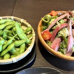 肉寿司&ステーキ食べ放題 肉ギャング - 最初に出てきたのは、枝豆と、ドレッシングたっぷりの、ローストビーフのサラダ