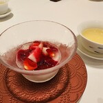 Cantonese En - プラセンタエキス入り　バラのバラの香りの杏仁豆腐　苺とアロエ添え