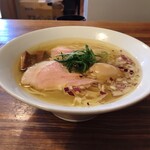 麺屋 でこぼこ - 味玉の地鶏塩ラーメン