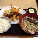 幸 - 本日の日替わり「エビフライ定食」450円。