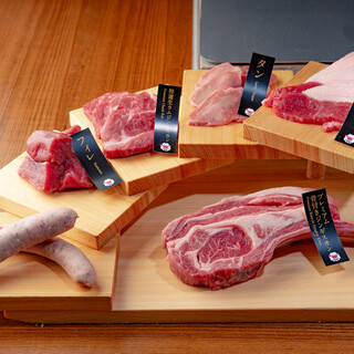 羊肉和北海道产蔬菜。味道和新鲜度等，对食材的真挚追求