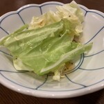 Yakiton Oogiri - お通し・キャベツの塩ダレ(350円)