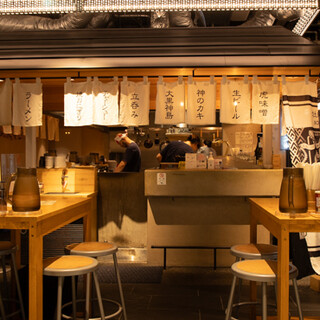 Inside the lively Toranomon Yokocho! Great for a quick drink or finishing Ramen ◎