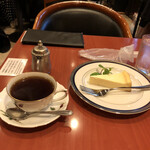 ル プルミエ カフェ - ブレンドコーヒーとベイクドチーズケーキで税込み1,100円、もちろんどちらも美味しいです。
