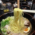 伝伝ラーメン - 麵リフト