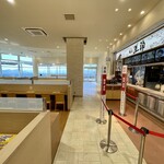 麺屋 道神 - 店舗正面＆フードコート風景。窓の外には駿河湾が広がっています。