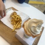 キッズカフェ - 料理写真:フライドポテトMとソフトクリーム♪旨い！
