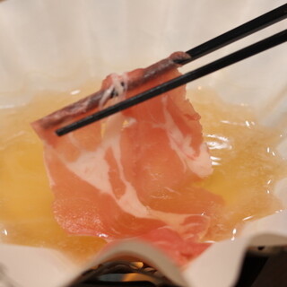 Seasonal Fried Skewers and Itoshima shabu shabu shabu-shabu that you can enjoy as a whole course.