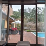 鴨川館別邸 ラ・松廬 - ベッドルームから庭を