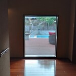 鴨川館別邸 ラ・松廬 - 玄関から庭を