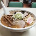 三栄ラーメン - 醤油豚骨スープにナルト、海苔、メンマ、ネギ、チャーシュー3枚