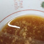 ラーメン二郎 - スープ表面を覆うアブラ(⁠≧⁠▽⁠≦⁠)⁠