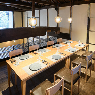 [2階]記念日はもちろん、接待などのビジネス利用やご家族でのお集まりに人気です。