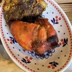 タンドリーレストラン アサ - オレンジ色のが、チキンティッカで奥がほうれん草のティッカです！拳半分位の大き目サイズ！