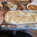 タンドリーレストラン アサ - ナンが大きくて、左が私の手です！