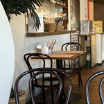 タンドリーレストラン アサ - 店内は落ち着いた雰囲気です