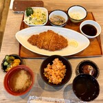 オーガニックテーブル - わらじとんかつ定食900円