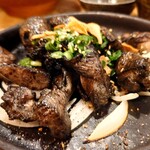 焼鳥 鶏 田村 - 種鶏もも肉の炭火焼き