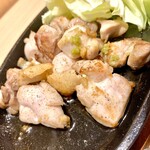 菊酔 - ダクト故障により、炭火焼は出来ず、鉄板焼に。やはり炭火焼にて食したかったが、地頭鶏らしい歯応えと旨味に溢れる