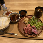 炭火焼肉 肉の匠 ひうち - 和牛赤身ステーキ100gミニタンシチュー付き　1500円