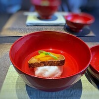 日本料理 TOBIUME - ＊お出しはいつもながらに絶品。 河豚のつみれはお餅の衣を纏い、上には厚く切った「唐墨」と、私もお雛様も喜ぶ「菱餅」ならぬ「贅沢餅」。
