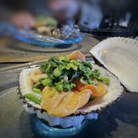 日本料理 TOBIUME - ワァ、立派な赤貝！上には辛子酢味噌で和えた「分葱」、下にはトマトなど。