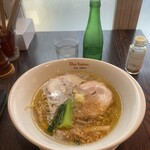 黄金の塩らぁ麺 ドゥエイタリアン - 