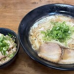 らーめん よこやま - チャーシューご飯と一緒に