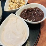 こひる庵 - 手前が酒かすいちごクリーム250円　酒かす系大好き！