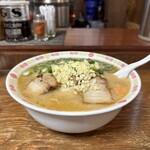 河内の味 ニンニクラーメン 仁 - ミドル級豚骨スープは塩分濃度ヘビー級