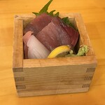 旨い魚とレモンサワー トロ匠 - お通し〔刺身盛り合わせ〕