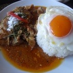 トムヤムクン - 週替わりランチメニュー「豚肉カレーペースト炒め目玉焼きのせご飯セット」（900円）