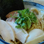 中華そば 四つ葉 - 麺量は250gですが十分な食べ応えです。