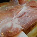 中華そば 四つ葉 - もはやチャーシューの域を超えてハムのような仕上がりです。