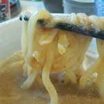 中華そば 四つ葉 - 極太の麺に絡み付くつけ汁。麺はもちもちの素晴らしい食感です。