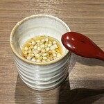 竹ノ下そば - そばの実のおひたしなんて、初めて♪
            実がそのまんまなんですから、当然そばの味。
            優しい鰹出汁といただきますから、これで完成された一杯の蕎麦です。