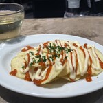 La Cuchara de Donostia - スパイシーポテト（スパイシー感はない）440円とスパークリングワイン690円