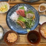 定越食堂 - 大振りの本マグロ中トロ3切れ、太刀魚炙り2、桜マス2。これでまだ1部。