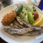 定越食堂 - メヒカリのフライとカキフライ。これにもサラダが乗っているね。